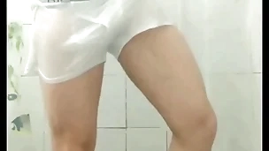 Mr. grey tomando banho de cueca branca