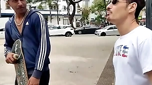 O small fry na praça aceitou ir dar pros dois pauzudos