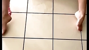Young and pretty girl caresses and squirts fixed in her living room like a big slut waiting to be fucked, she pisses everywhere encircling a dynamic squirt