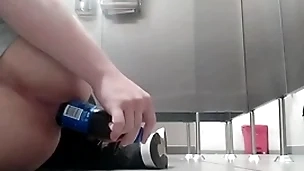 Me follo el culo con botella en baño público y alguien me vio