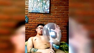 Vergón activo se masturba brambles globo de condón