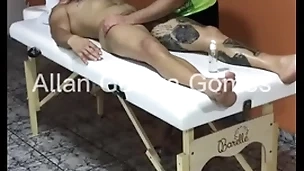Sessão de massagem com o massagista rio de janeiro fez final feliz no lutador de mma allan guerra gomes completo no x vídeos red - parte 1