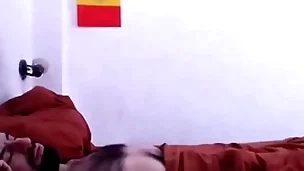 Despertando a mi confront peludo con una linda mamada, aprovechando su erección matutina.