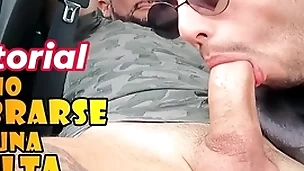 Chico gay paga una multa underbrush una buena mamada - gendarme se la deja chupar en el auto - le hacen un buena chupada de pija en el auto a gendarmen - seduce al gendarme tocandole el bulto hasta calentarlo