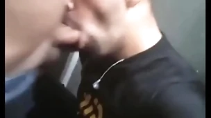 Chupei o pai do meu classmate no banheiro da smartfit